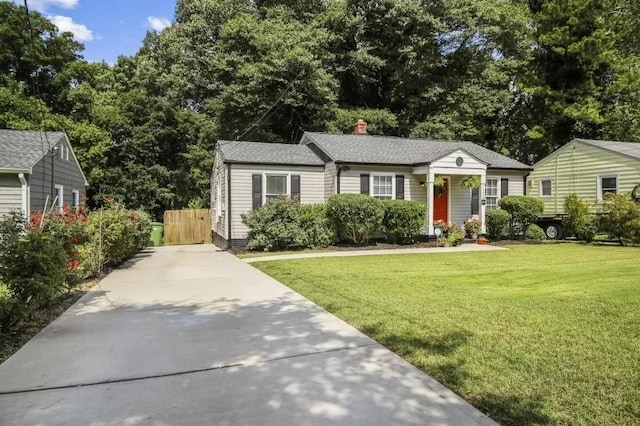 view of front of home featuring a front yard