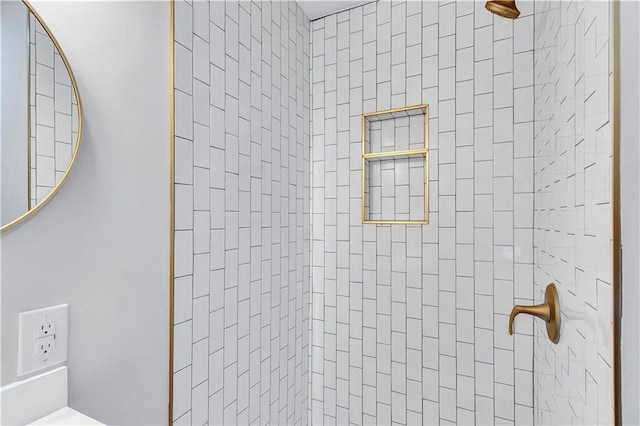 bathroom featuring tiled shower