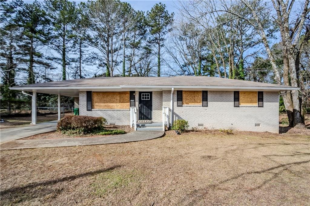 view of front of house with a front lawn and a carport