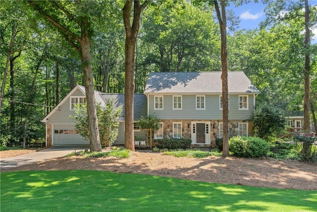 220 Hollyridge Dr, Roswell, GA 30076 - colonial home with driveway, stone siding, a front lawn, and view of wooded area