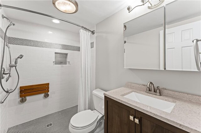 220 Hollyridge Dr, Roswell, GA 30076 - full bath with vanity, a tile shower, and recessed lighting