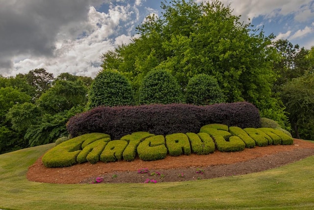 community sign featuring a yard