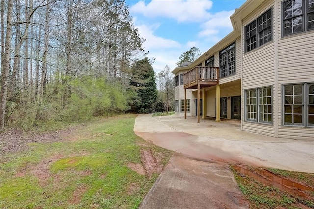 view of yard with a patio area