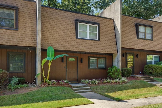 view of front of home with a front lawn