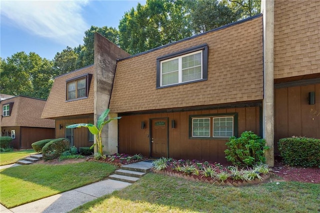 view of front of property with a front yard