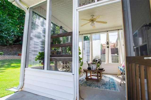 sunroom featuring a ceiling fan