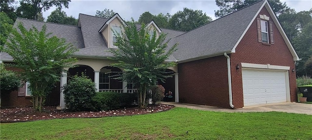 view of front facade featuring a garage and a front yard