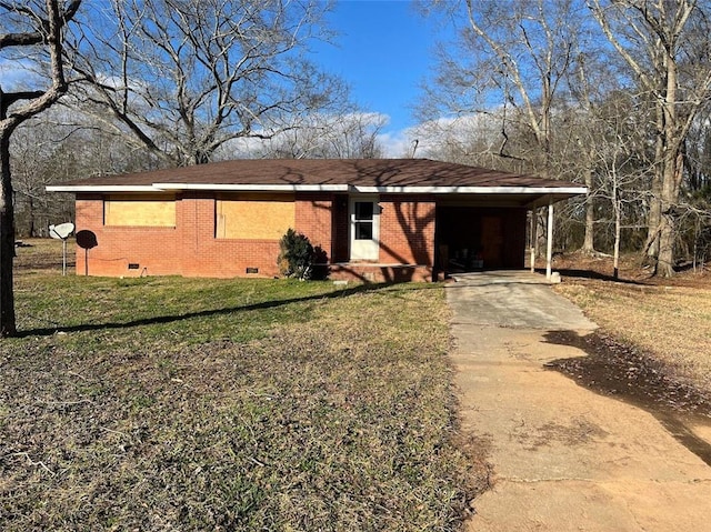 view of front facade featuring brick siding, concrete driveway, crawl space, a carport, and a front yard