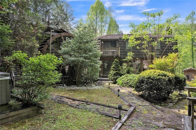 view of yard featuring a balcony