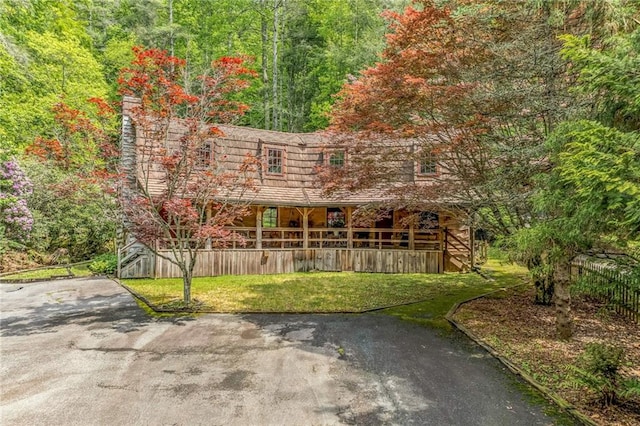 view of front of house with a front yard