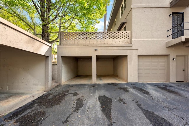 270 Lakemoore Dr NE Unit B, Atlanta, GA 30342 - garage with driveway