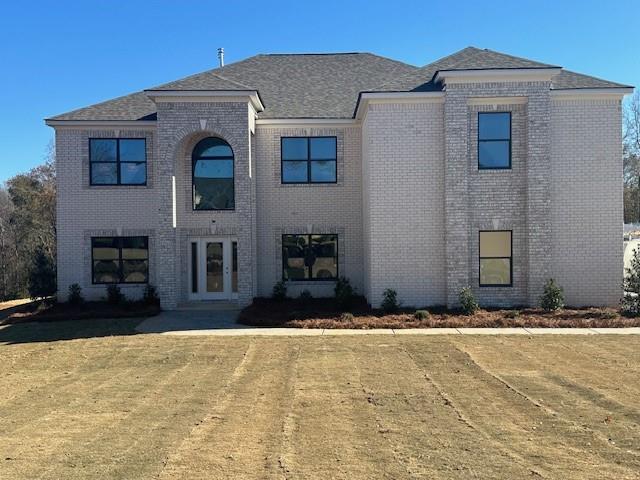 view of front facade with a front yard