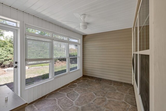 unfurnished sunroom with plenty of natural light and ceiling fan