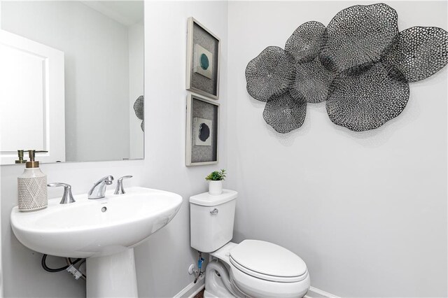 357 Skylar Ct SE, Atlanta, GA 30315 - bathroom featuring baseboards, toilet, and a sink