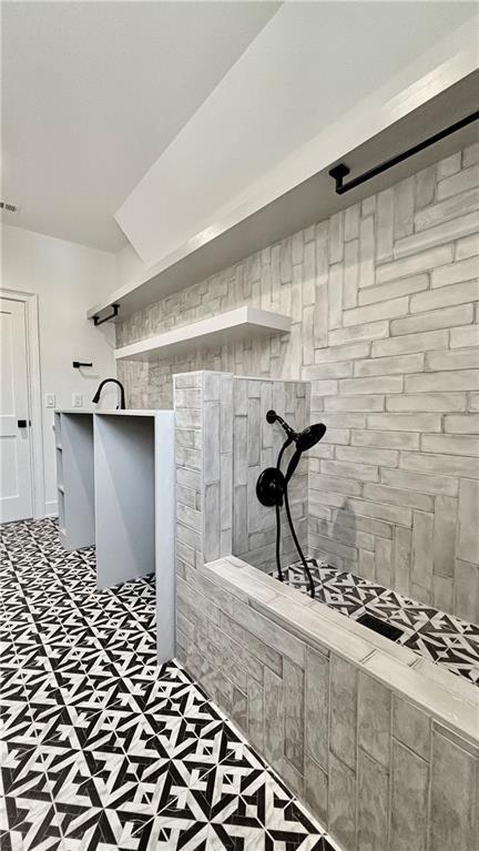 bathroom featuring tiled shower