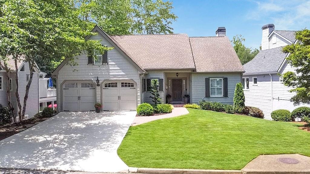 view of front of property featuring a front lawn and a garage