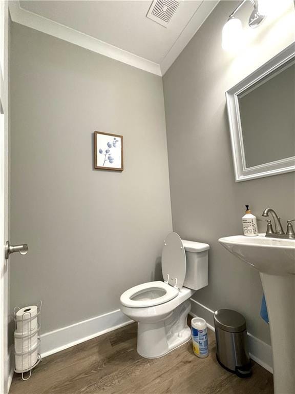 520 Stoneledge Dr, Jasper, GA 30143 - bathroom with crown molding, toilet, wood finished floors, baseboards, and visible vents