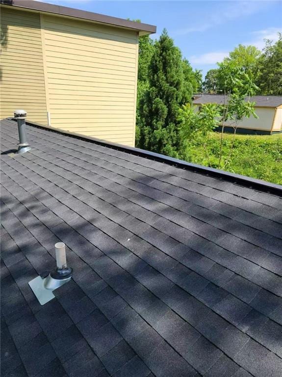210 Ormond St SW, Atlanta, GA 30315 - exterior view of a shingled roof