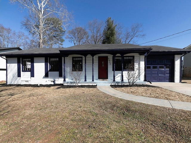 view of front facade featuring a garage, a front yard, and covered porch