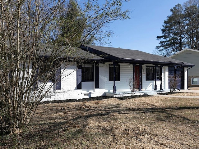 view of front of house featuring covered porch and a front yard