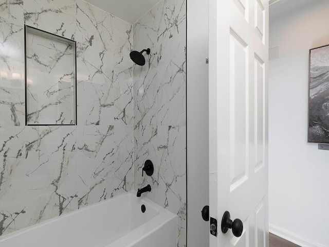 bathroom featuring tiled shower / bath combo