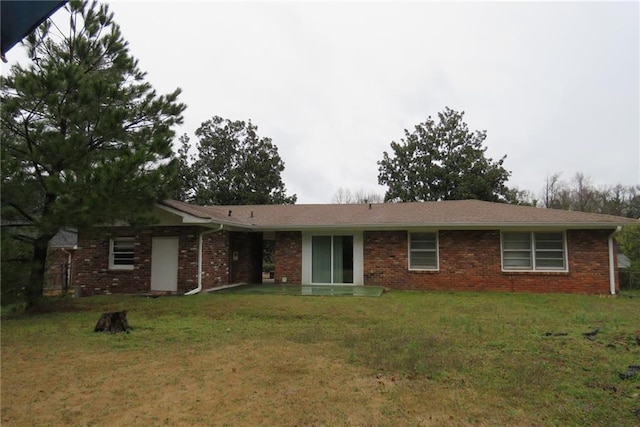 ranch-style home featuring a front lawn and brick siding