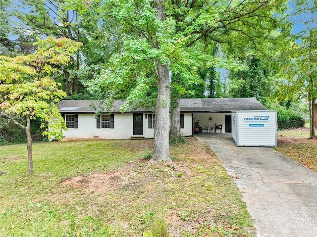 ranch-style home featuring a carport, a front lawn, crawl space, and driveway