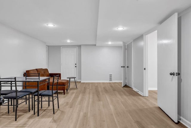 sitting room featuring light wood-style floors, baseboards, and recessed lighting