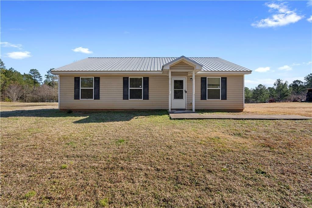 single story home with a front lawn