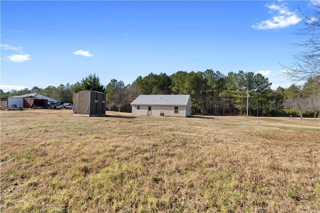 view of yard featuring a storage unit