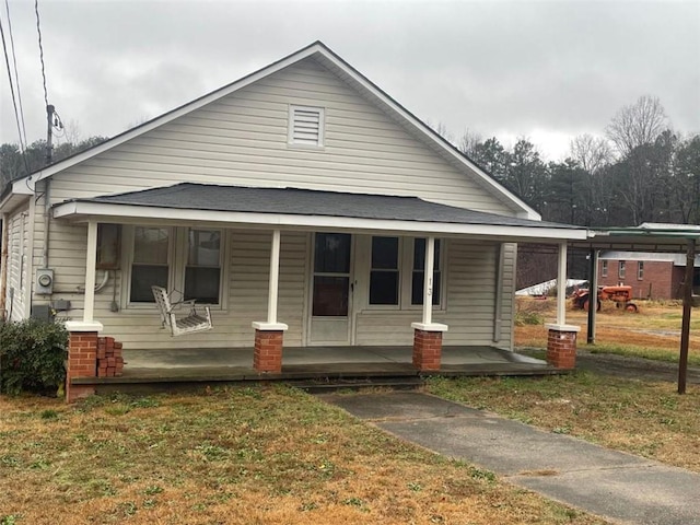 view of front facade featuring covered porch and a front yard