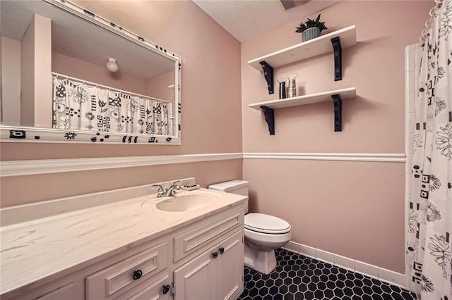 full bath with vanity, toilet, a shower with curtain, and baseboards