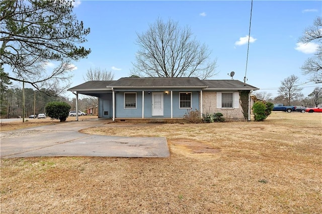 view of front of house featuring a front yard