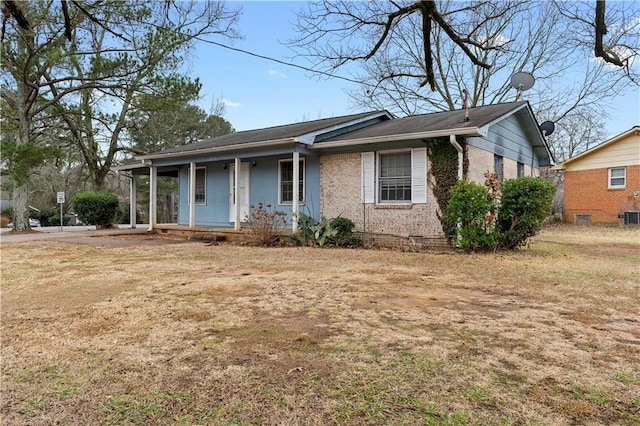 view of front facade with a front yard and a porch