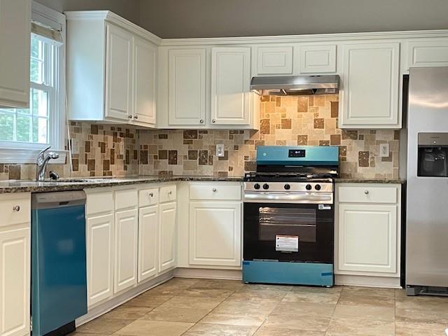 690 Kimball Parc Way, Alpharetta, GA 30022 - kitchen with stainless steel appliances, under cabinet range hood, backsplash, a sink, and dark stone counters