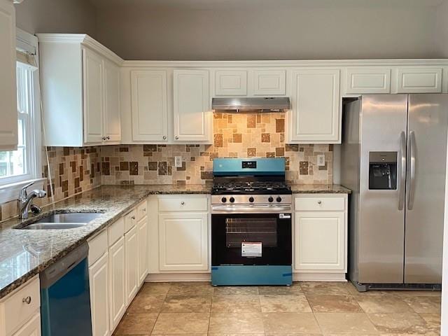 690 Kimball Parc Way, Alpharetta, GA 30022 - kitchen featuring stainless steel appliances, a sink, under cabinet range hood, tasteful backsplash, and white cabinetry