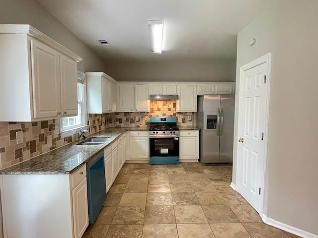 690 Kimball Parc Way, Alpharetta, GA 30022 - kitchen with stainless steel appliances, a sink, under cabinet range hood, decorative backsplash, and white cabinetry