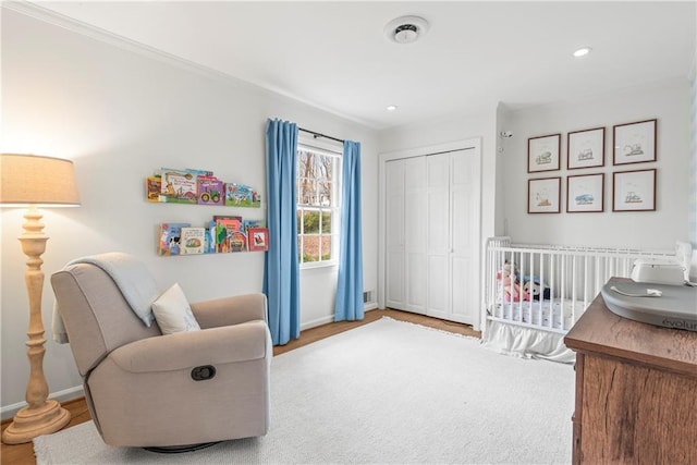 living area featuring baseboards, visible vents, and recessed lighting