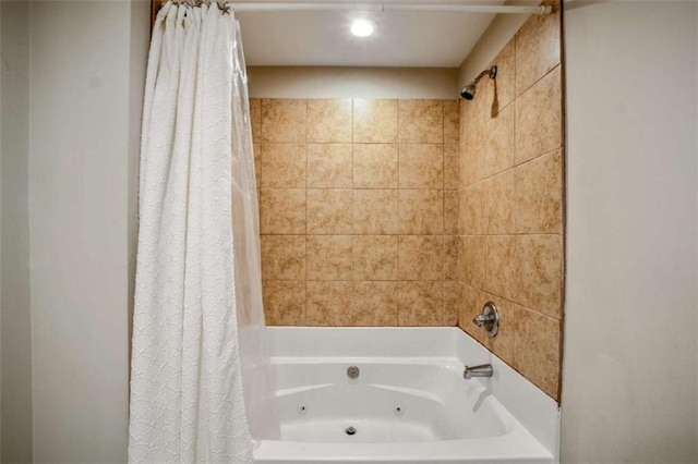 bathroom with shower / tub combo