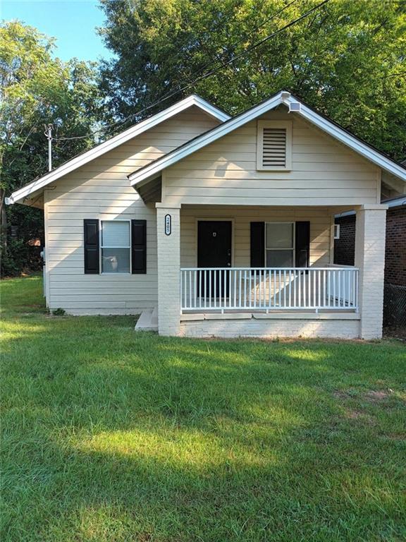 view of front facade with a front lawn and covered porch