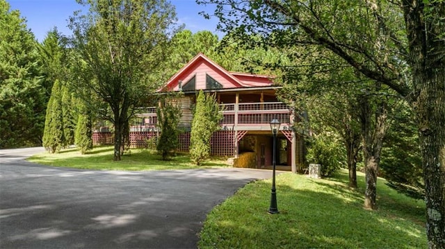 view of front of home with a carport and a front lawn