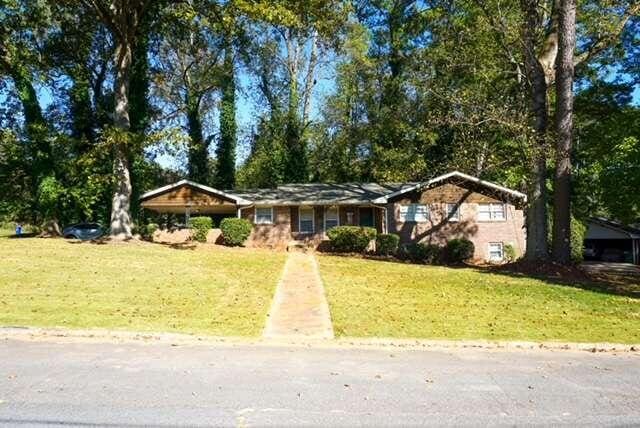 single story home with a front yard