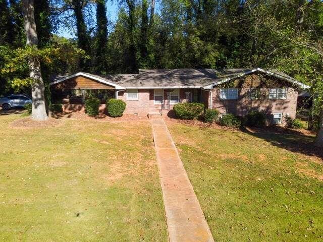 view of front of home featuring a front yard