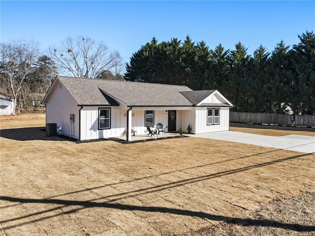 view of front of property featuring a shed