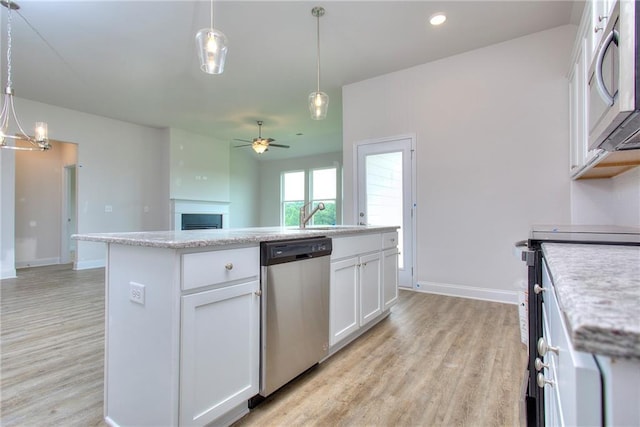 111 Ginger Trl, Homer, GA 30547 - kitchen featuring stainless steel appliances, a ceiling fan, a sink, light wood-style flooring, and recessed lighting
