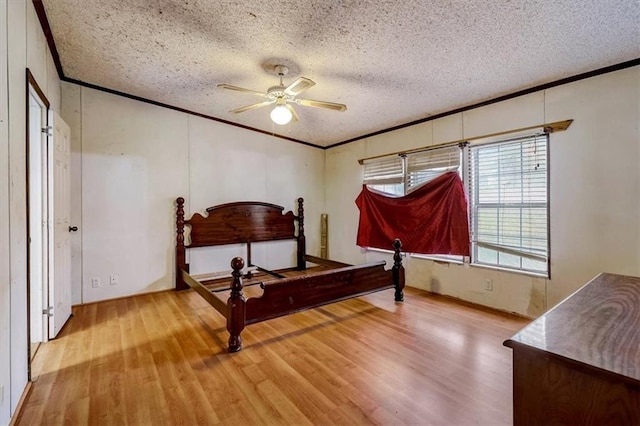 bedroom with a textured ceiling, light hardwood / wood-style floors, and ceiling fan