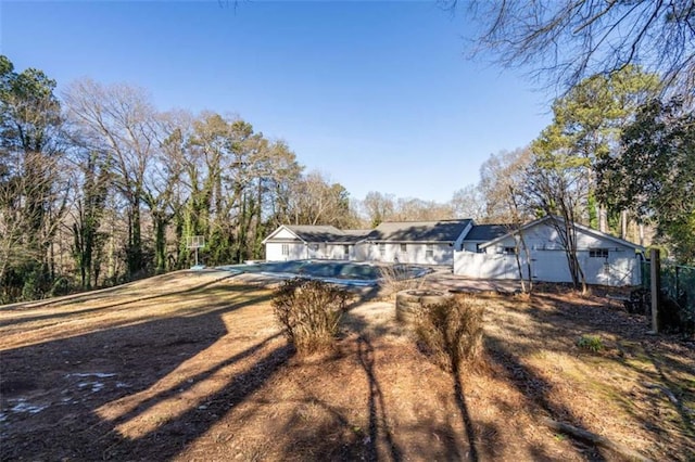 view of yard featuring a fenced in pool