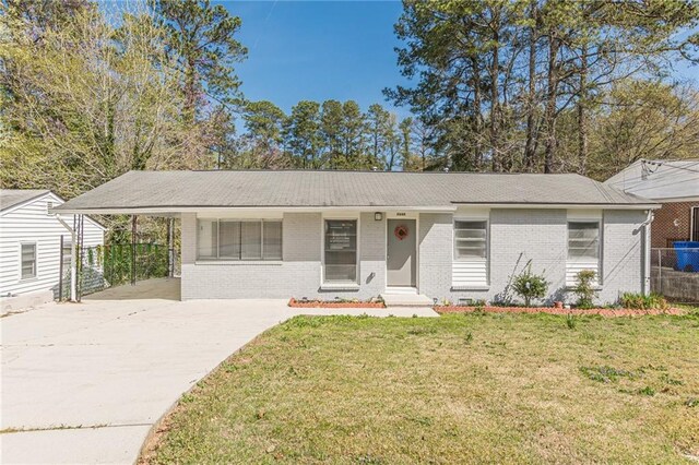 single story home with a front yard