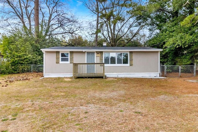 manufactured / mobile home featuring a front yard