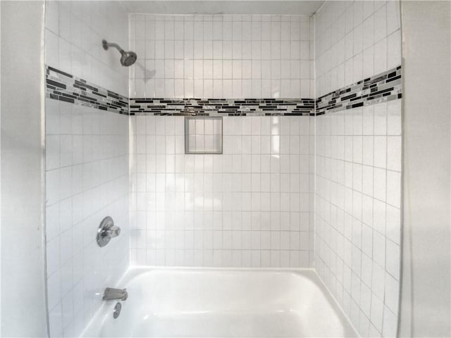 bathroom with tiled shower / bath